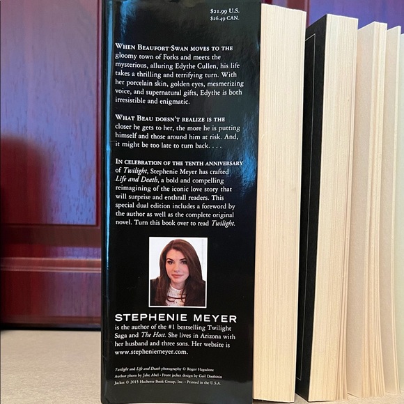 Twilight Special Tenth Anniversary Edition Book - Picture 5 of 6